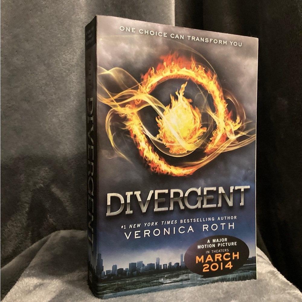DIVERGENT BOOK HARD COVER by Veronica Roth